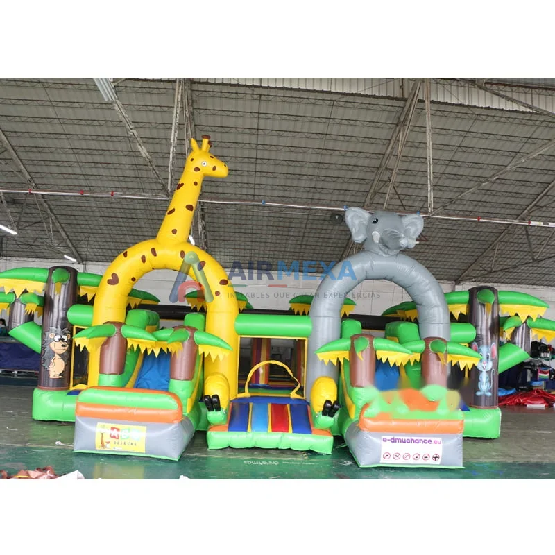 Castillo inflable comercial con temática de selva y gráficos de animales