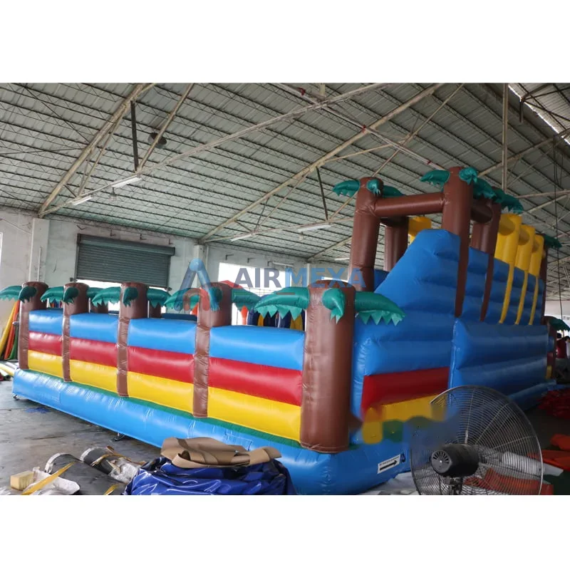 Castillo inflable temático de dinosaurios con zona de brincolín y obstáculos