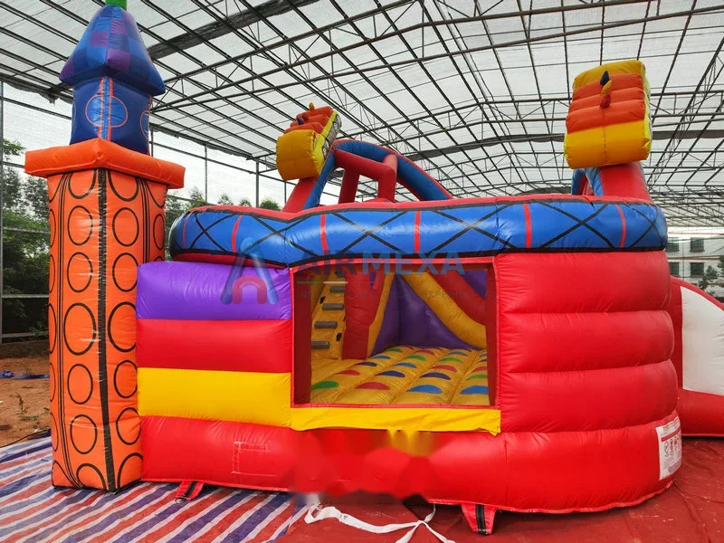 Castillo inflable temático de montaña rusa con toboganes y curvas para eventos
