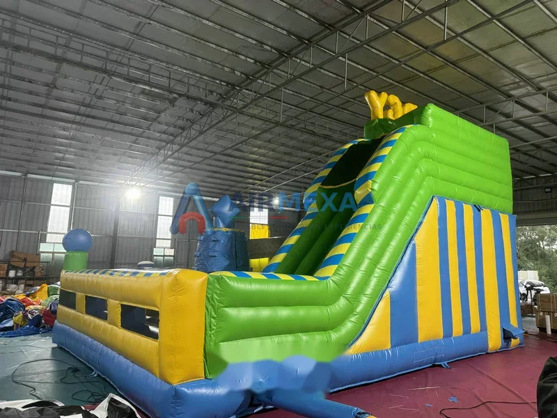 Castillo inflable Energy con torre de salto Cliff Jump instalado en evento al aire libre