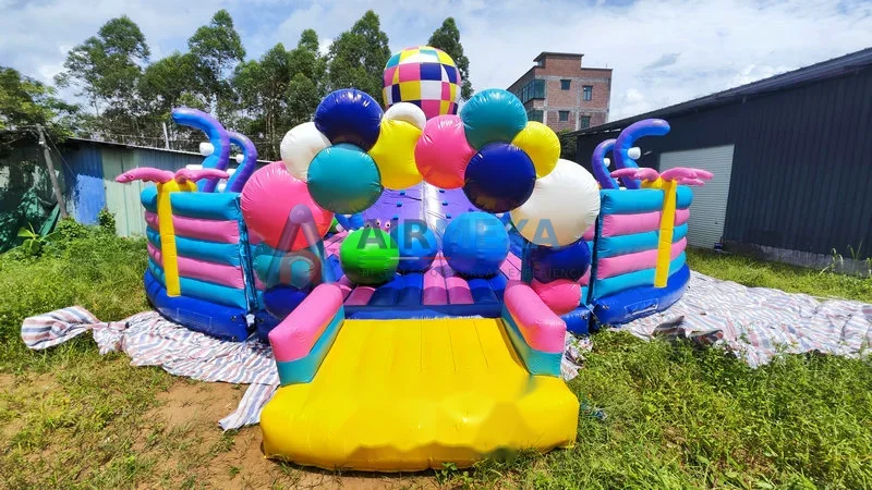 Parque inflable gigante temático de pulpo con múltiples tentáculos y resbaladillas