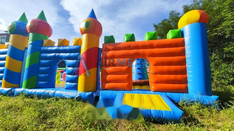 Parque inflable gigante de 20x20 metros con múltiples secciones para eventos masivos