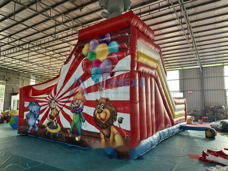 Castillo inflable Circus Park de temática circense instalado en evento comercial