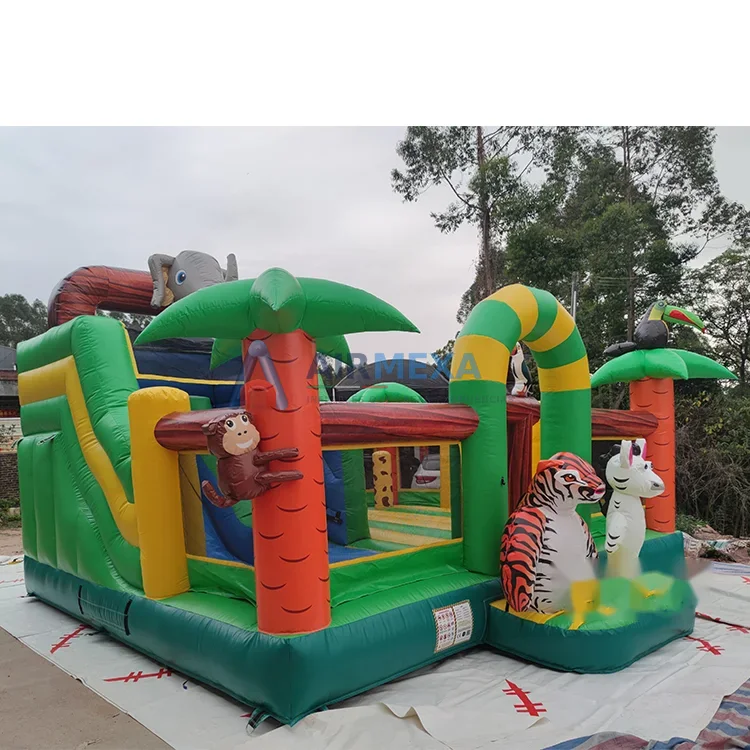 Castillo inflable temático de jungla con columnas de animales selváticos en evento