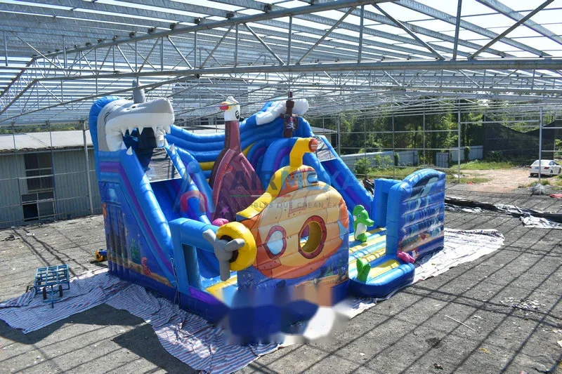 Parque inflable temático océano de gran formato con resbaladillas y obstáculos