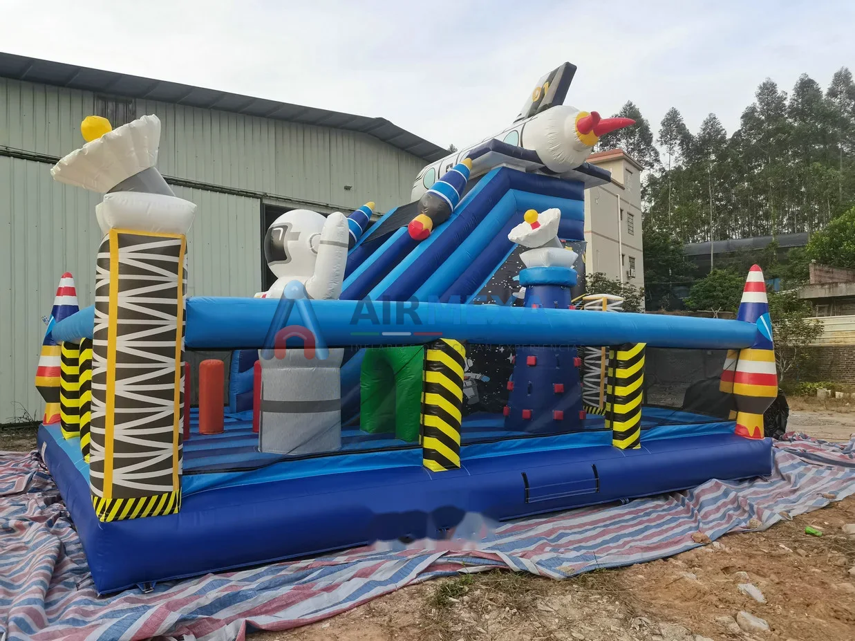 Castillo inflable comercial con temática de estación espacial instalado en evento