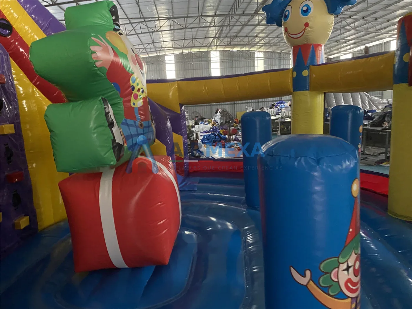 Castillo inflable temático de circo con payasos, obstáculos y área de escalada