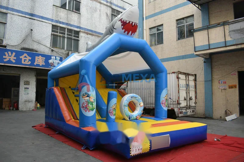 Castillo inflable comercial con temática de tiburón instalado para evento