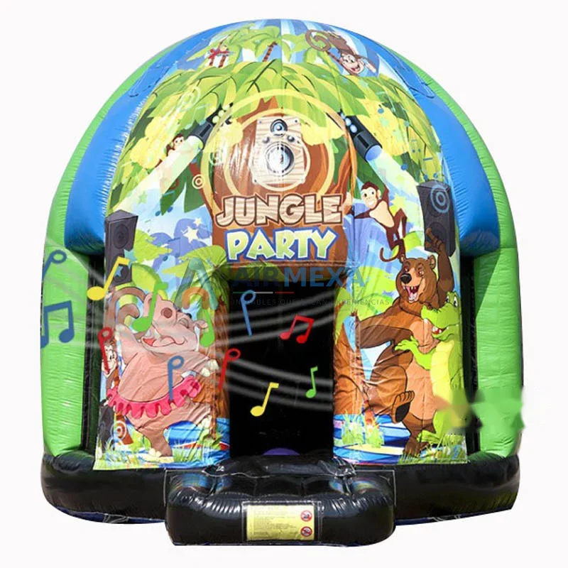 Castillo inflable con temática disco de colores vibrantes instalado en un evento