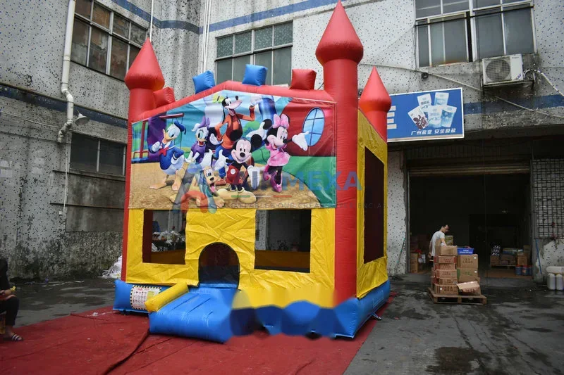 Castillo inflable Rainbow Bricks compacto de colores instalado para fiesta infantil