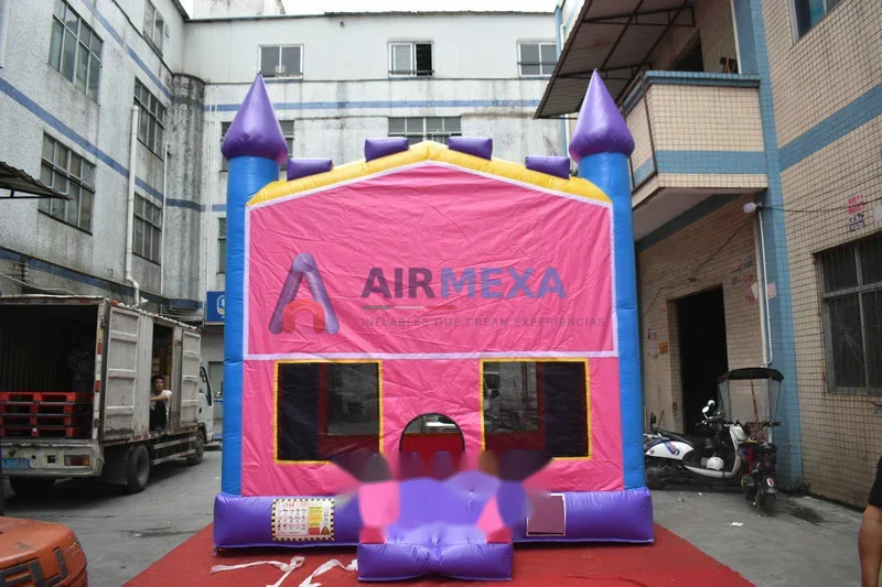 Castillo inflable comercial con temática de ladrillos instalado en jardín