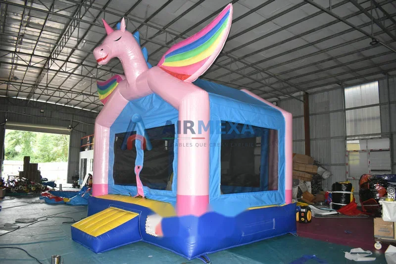 Castillo inflable temático de unicornio instalado en jardín para fiesta infantil