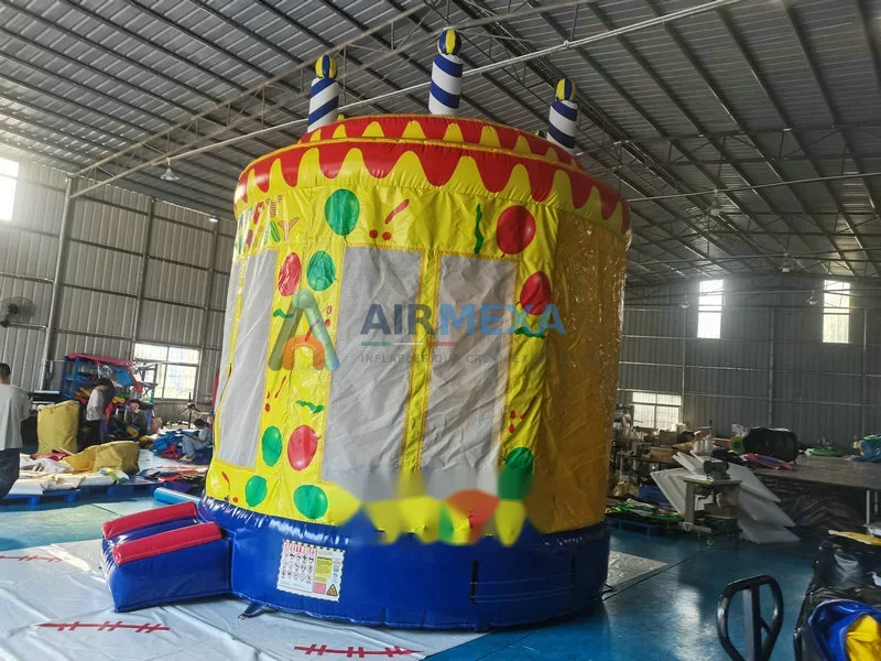 Castillo inflable con temática de pastel de cumpleaños instalado en fiesta infantil