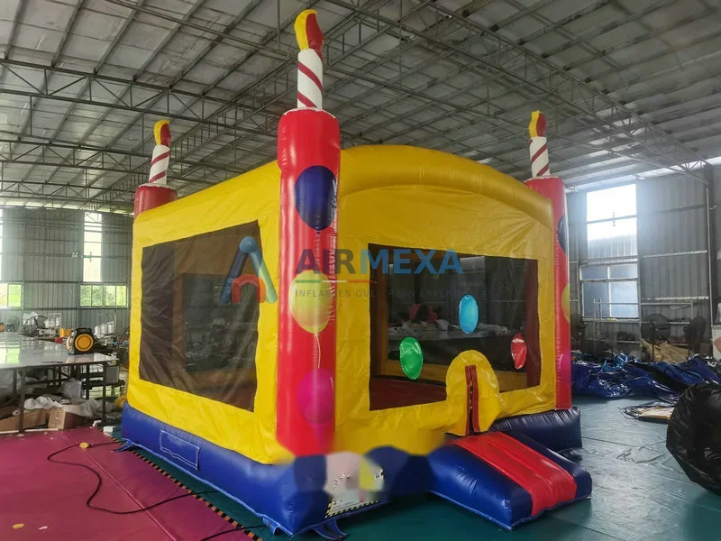Brincolín inflable con forma de pastel de cumpleaños instalado en fiesta infantil