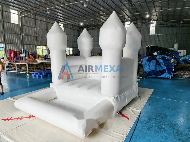 Castillo inflable blanco compacto con soplador instalado en evento social