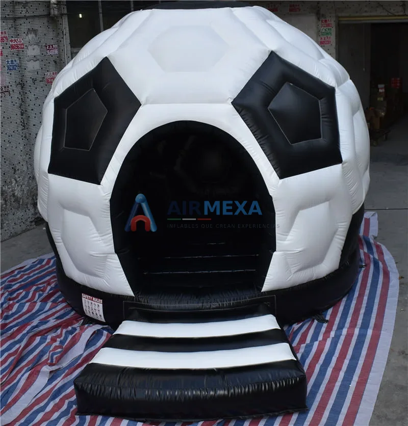 Castillo inflable con temática de fútbol instalado al aire libre para renta comercial