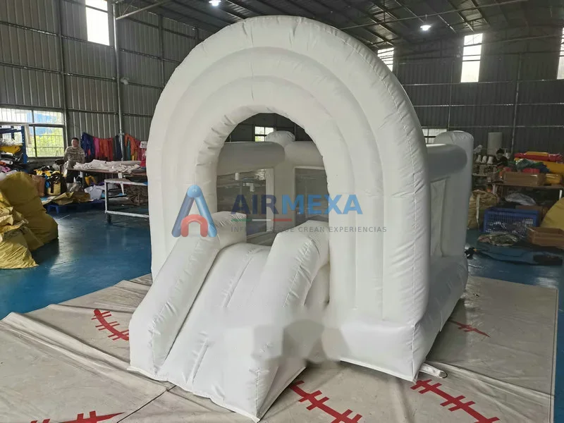 Castillo inflable blanco con resbaladilla instalado para boda o evento social