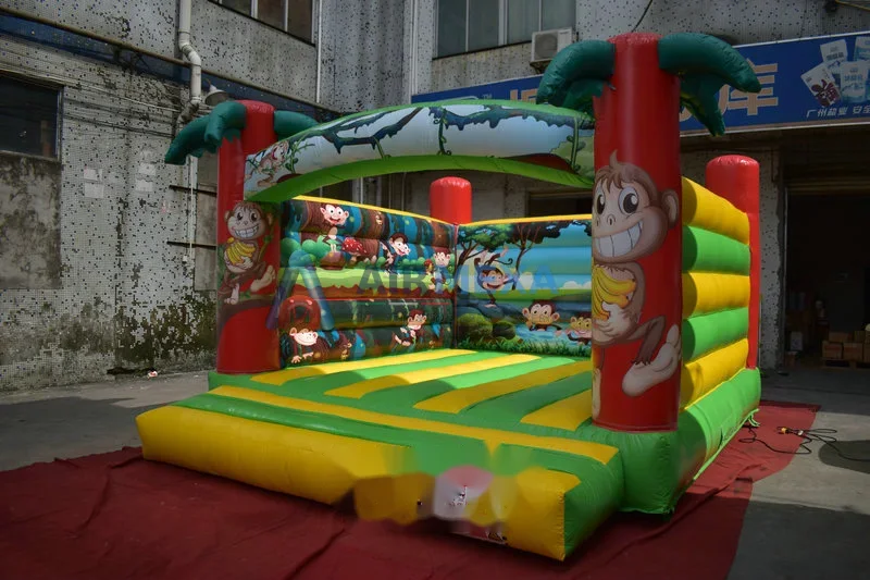 Castillo inflable con temática tropical instalado para fiesta infantil al aire libre