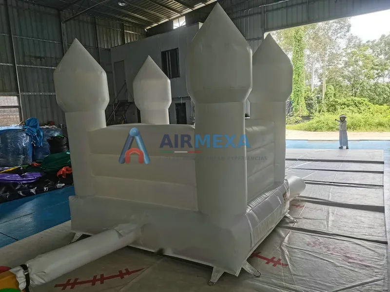 Castillo inflable blanco mini con resbaladilla y alberca de pelotas para bodas
