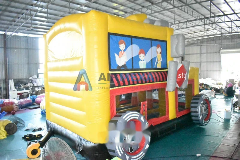 Castillo inflable temático de autobús escolar con área de brincar y colores vivos