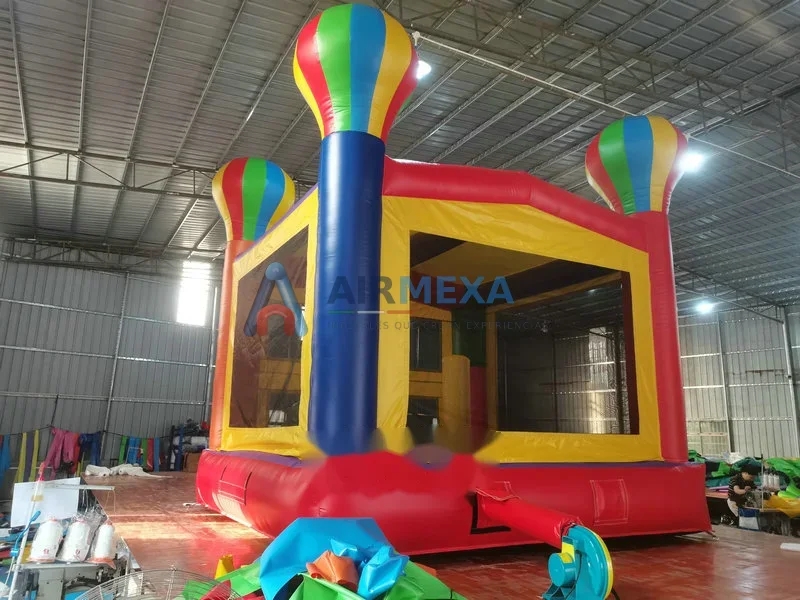 Castillo inflable comercial con temática de globos de colores en evento