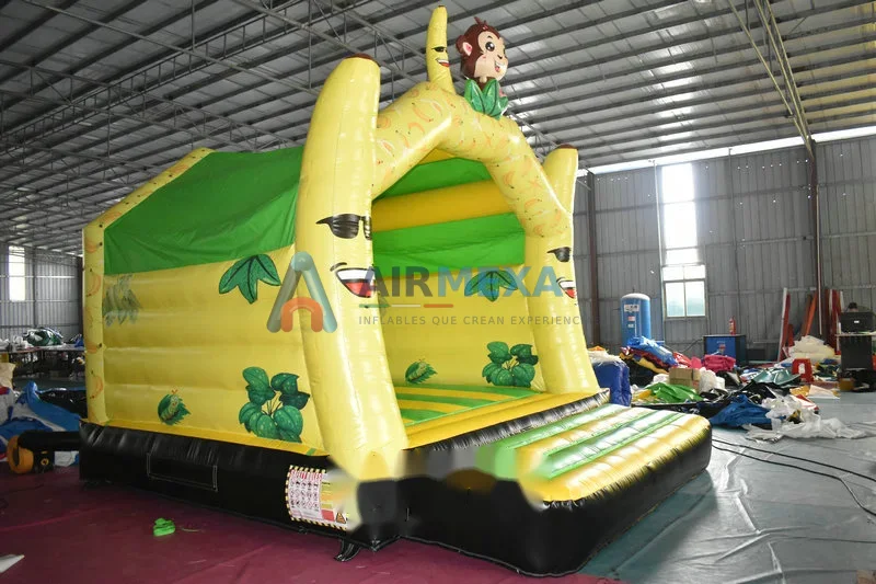 Castillo inflable temático de changuito y plátano montado para fiesta infantil