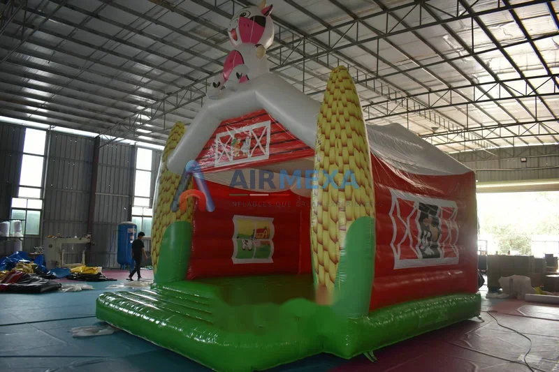 Castillo inflable comercial con temática de granja instalado en jardín