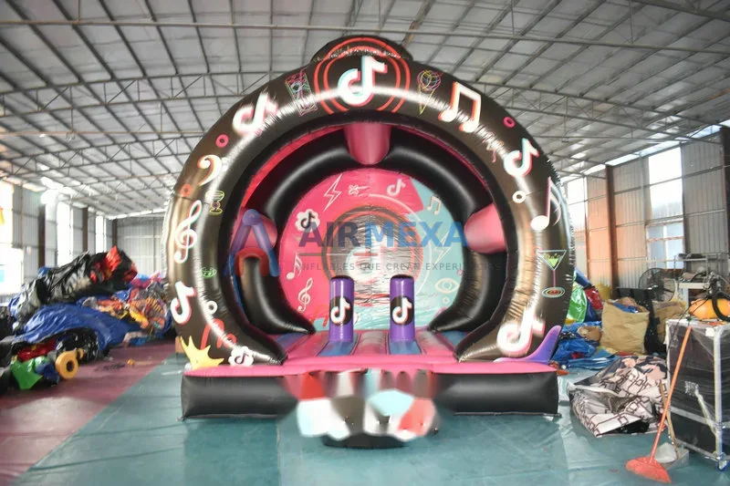 Castillo inflable con temática de baile viral y colores llamativos en evento