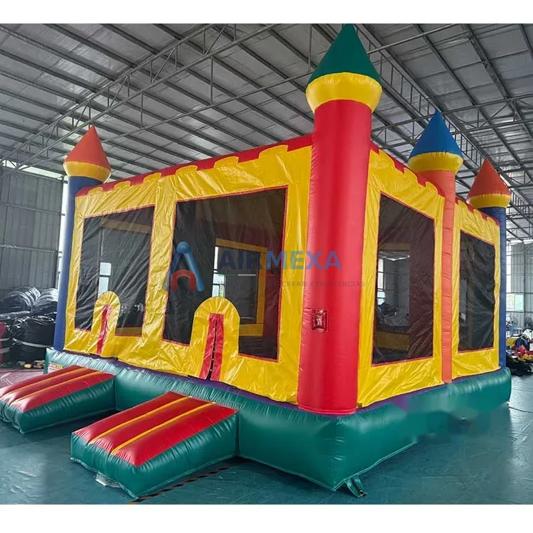 Castillo inflable comercial con techo instalado en evento al aire libre