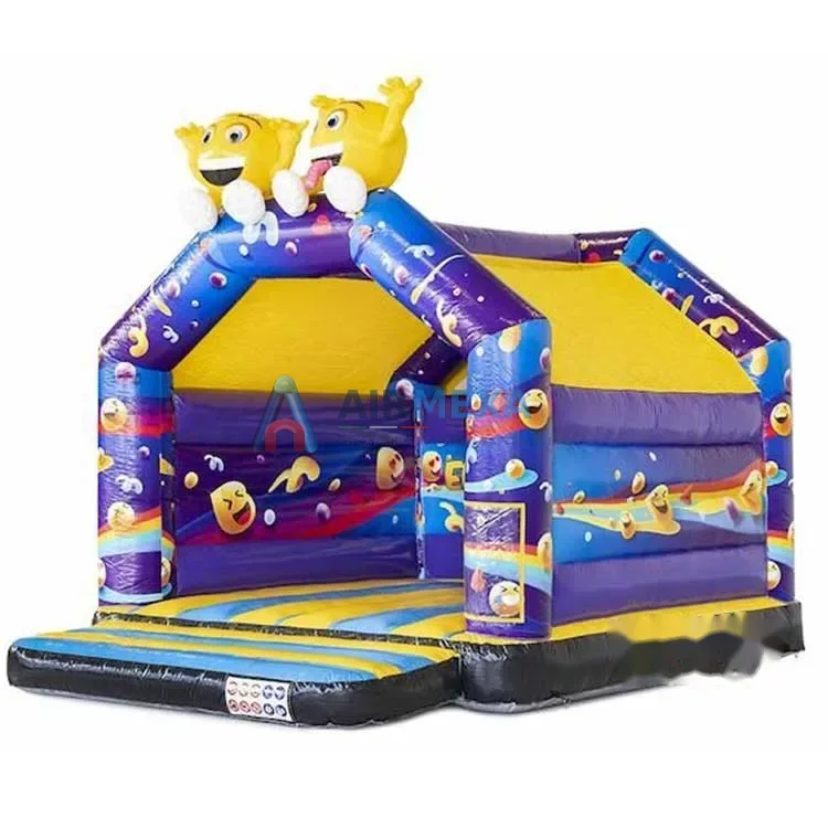 Castillo inflable con temática de emojis de colores instalado en fiesta infantil