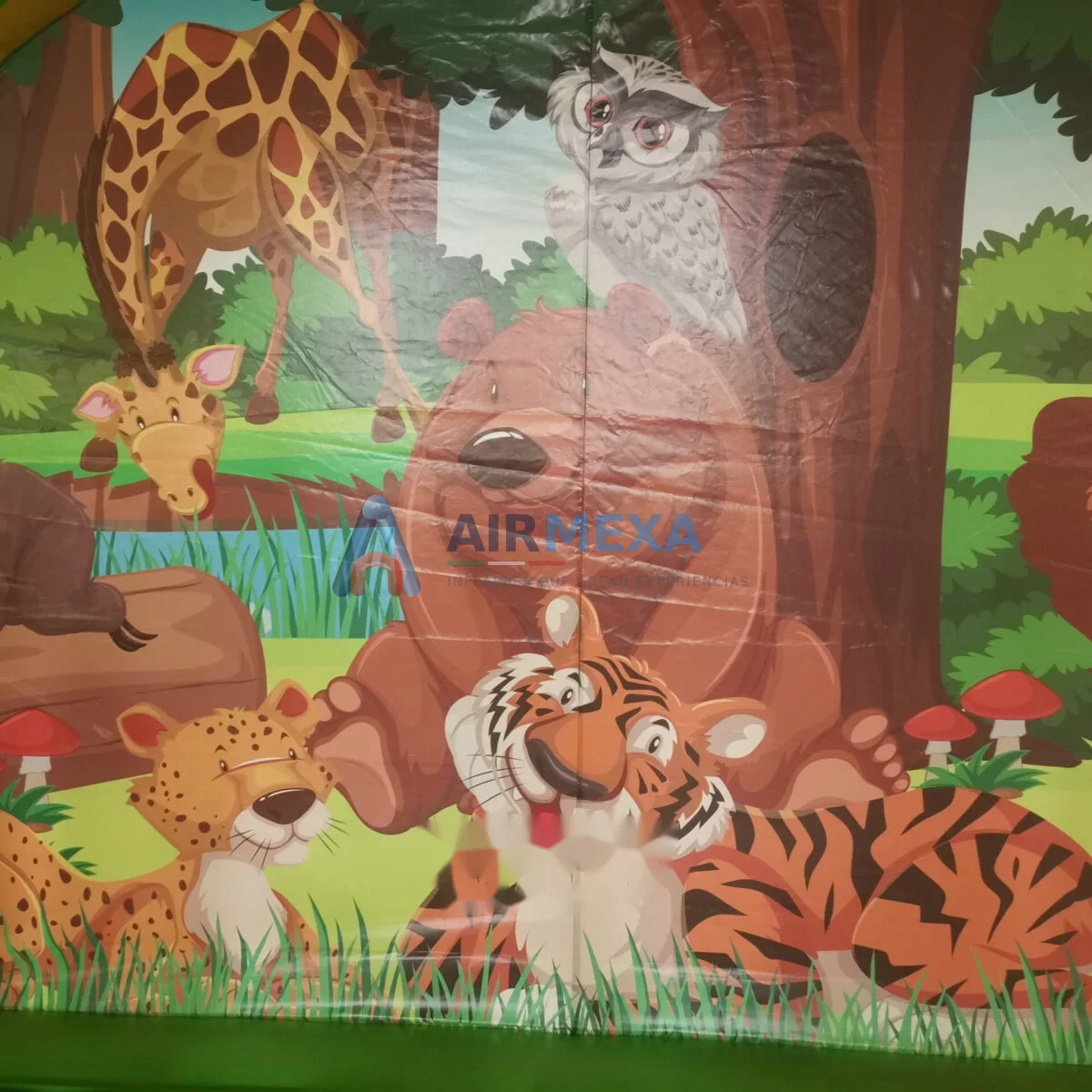 Castillo inflable temático de jungla con paredes altas y diseño de animales