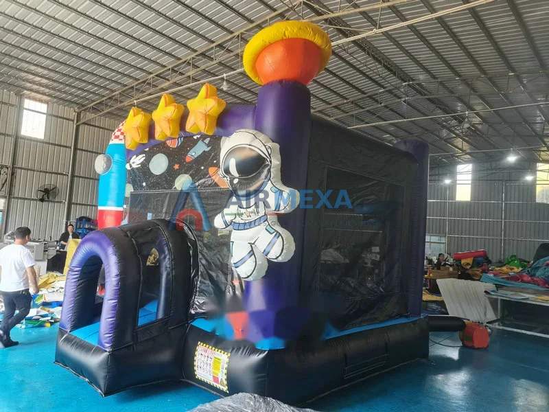 Castillo inflable comercial con temática de galaxia y estrellas instalado en evento