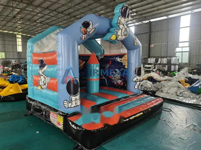 Castillo inflable Space compacto con temática espacial para renta de eventos