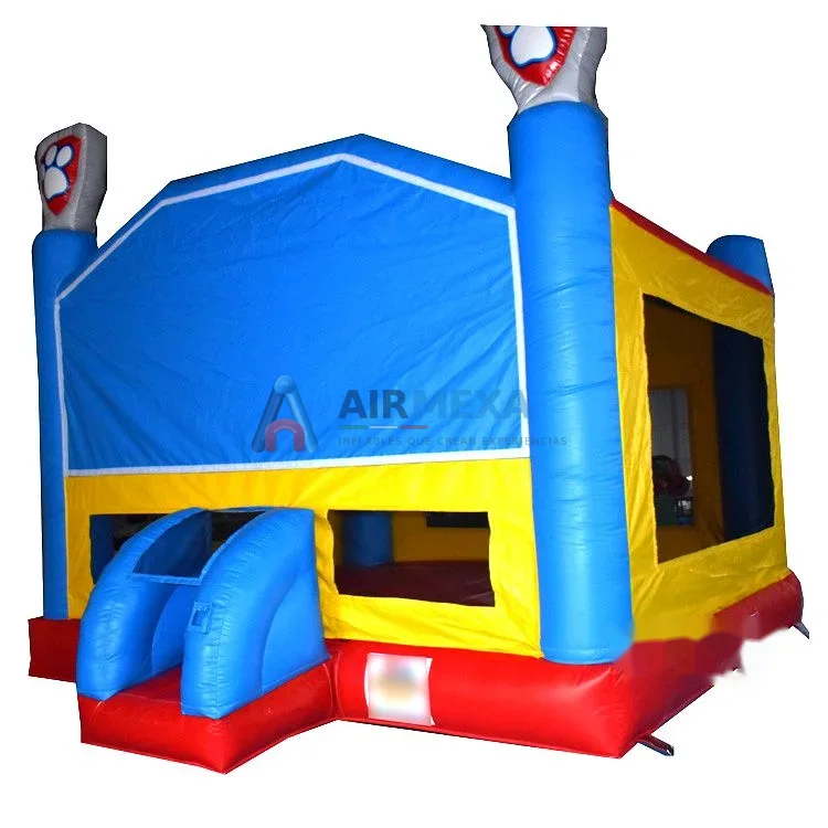 Castillo inflable modular de colores instalado en jardín para evento infantil