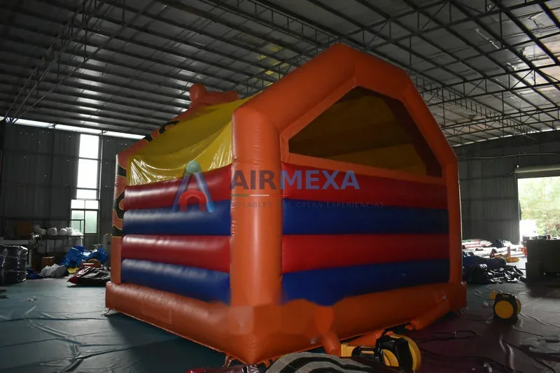 Castillo inflable temático de tigre con techo, instalado en evento