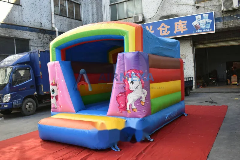 Castillo inflable temático de unicornio y arcoíris instalado para fiesta infantil