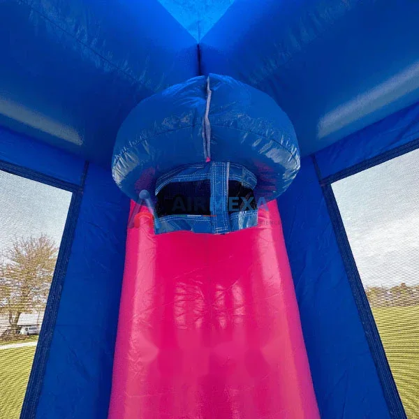 Castillo inflable rosa con forma de caja de regalo instalado para fiesta infantil