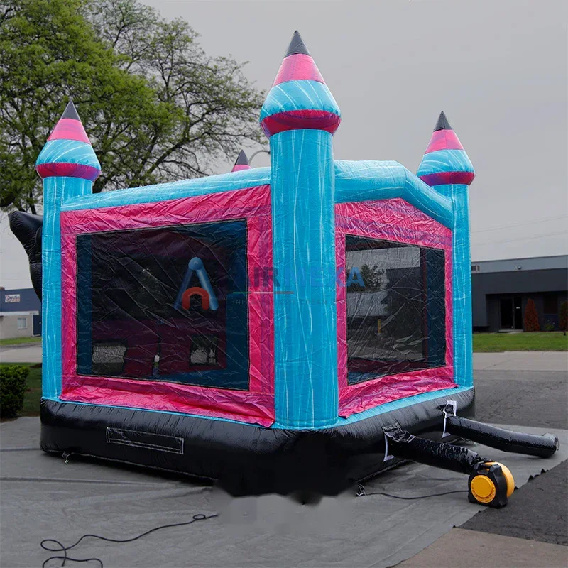 Castillo inflable con temática de playa instalado en un evento al aire libre