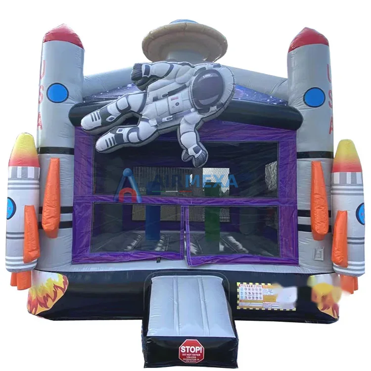 Castillo inflable con temática espacial, cohetes y planetas decorando la estructura