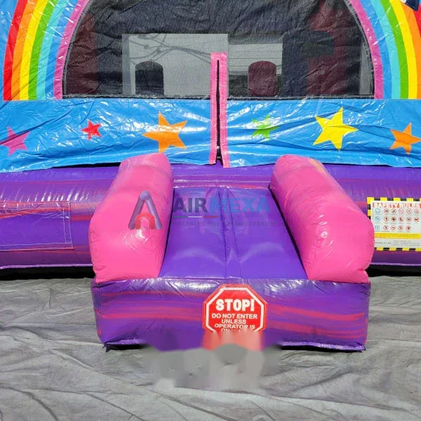Castillo inflable temático de unicornio instalado para fiesta infantil