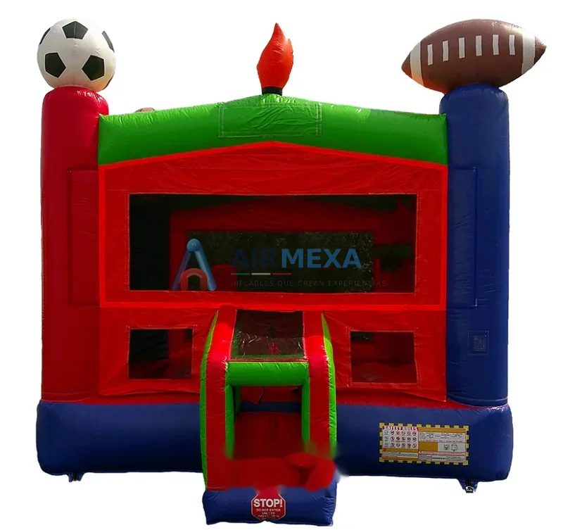 Castillo inflable con temática deportiva instalado en evento al aire libre