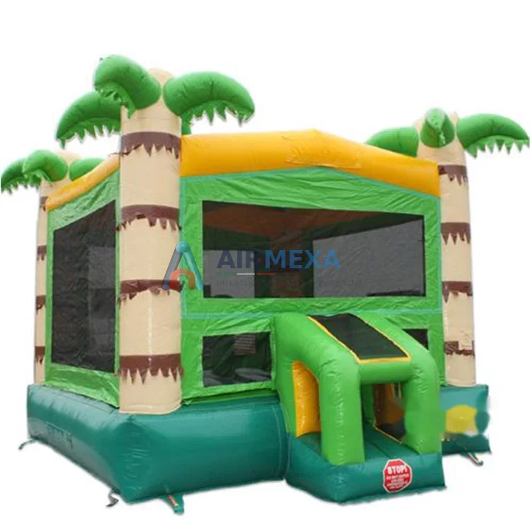 Castillo inflable con temática de palmera tropical instalado en evento