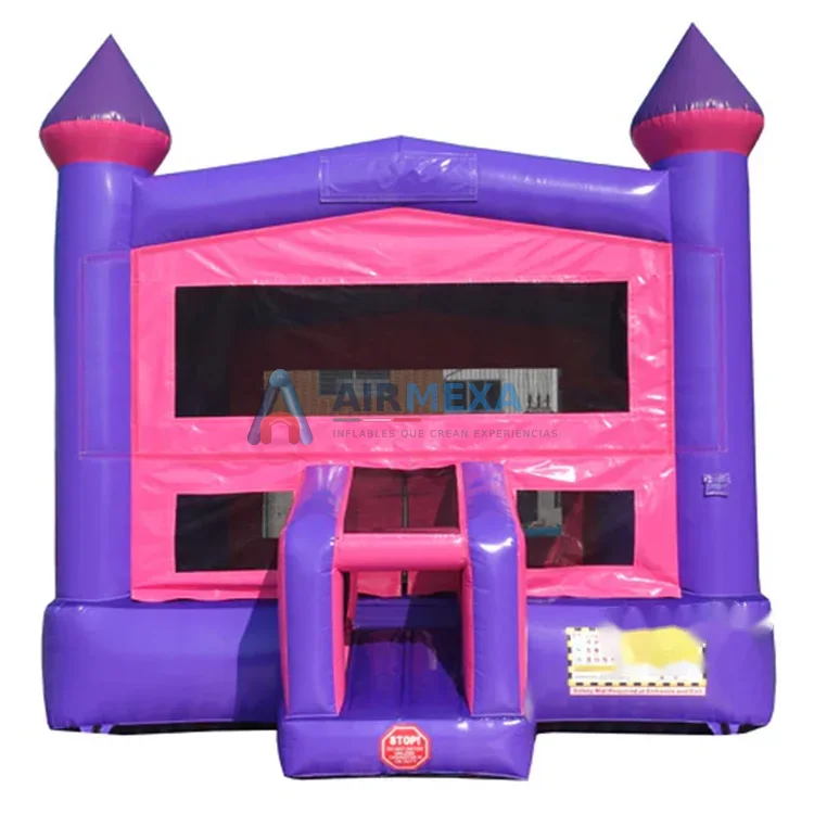 Castillo inflable rosa de 4.3x4.3 metros instalado para fiesta infantil