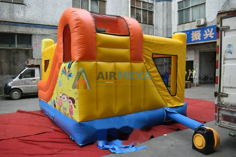 Combo inflable compacto con resbaladilla instalado en patio para fiesta infantil