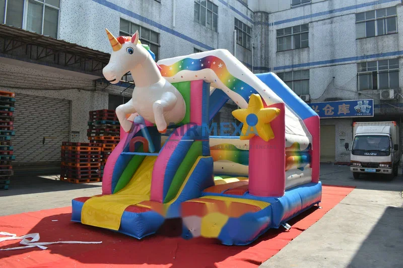 Combo inflable temática unicornio con resbaladilla en jardín