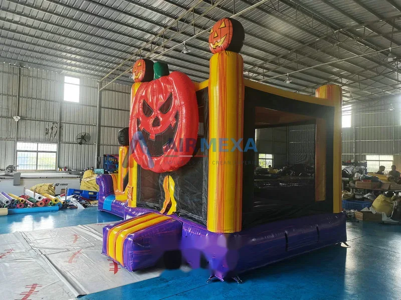 Combo inflable temático de Halloween con resbaladilla y diseño de calabaza