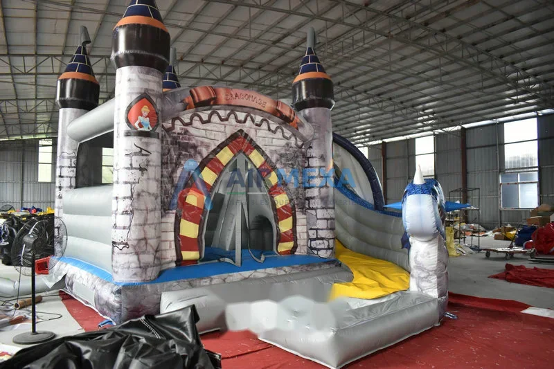 Combo inflable temática dragón con resbaladilla y alberca instalado al aire libre