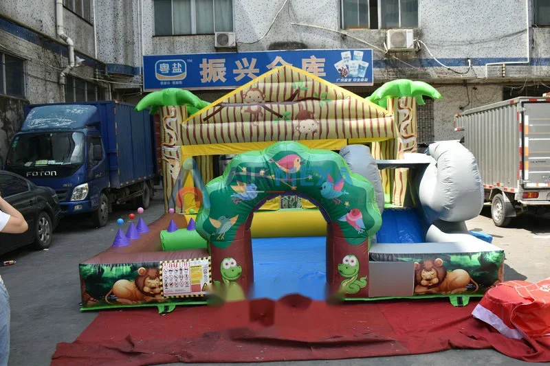 Combo inflable temática de selva con resbaladilla y obstáculos para fiestas infantiles