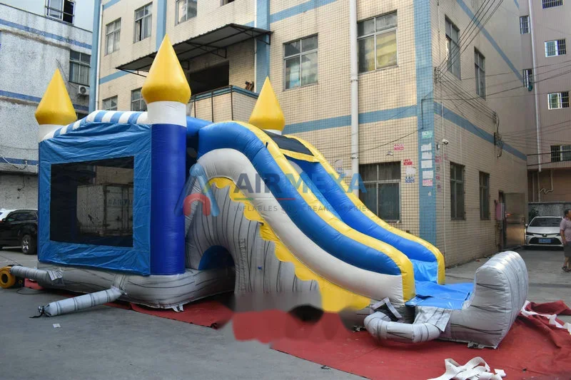 Combo inflable Skyline alargado con resbaladilla instalado en espacio angosto