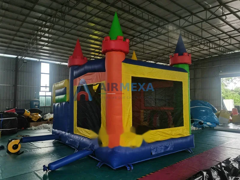 Combo inflable arcoíris compacto con resbaladilla instalado en jardín